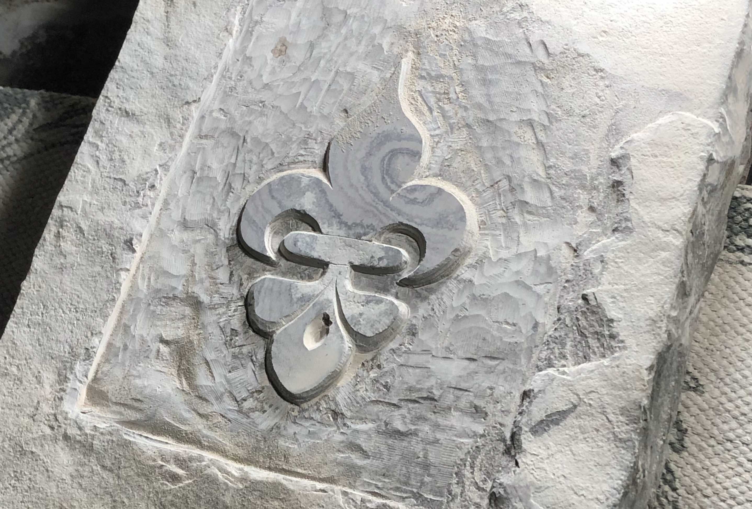 Unfinished fleur de lys, attempt to see how much I can do in one day without power tools, to estimate a job (I will use power tools for the job, except for detail). Again, the wrong stone for this relief because you can see layers of oil. Even if you like the dark bands, it tends to break down faster when exposed to weather.